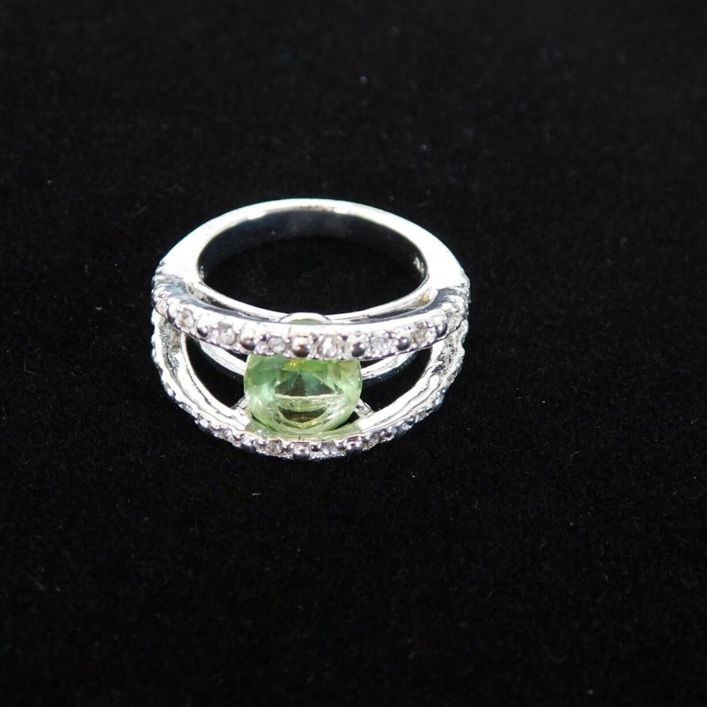 Avon Envy Me Cocktail Ring Green Rhinestone Silver Tone New Box Size 6 Bling - Picture 3 of 6